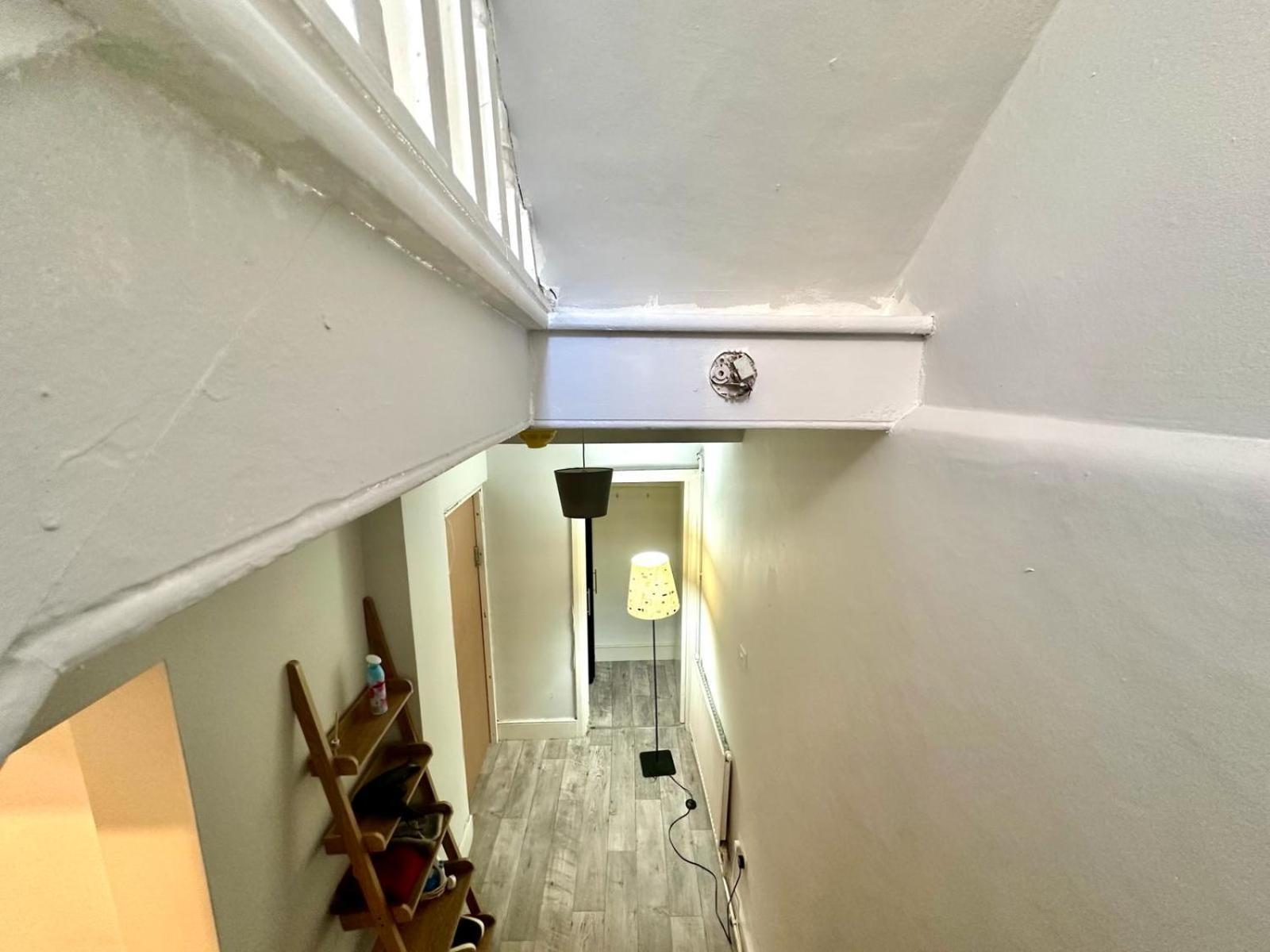 Whitechapel Station Rooms R1 London Exterior foto
