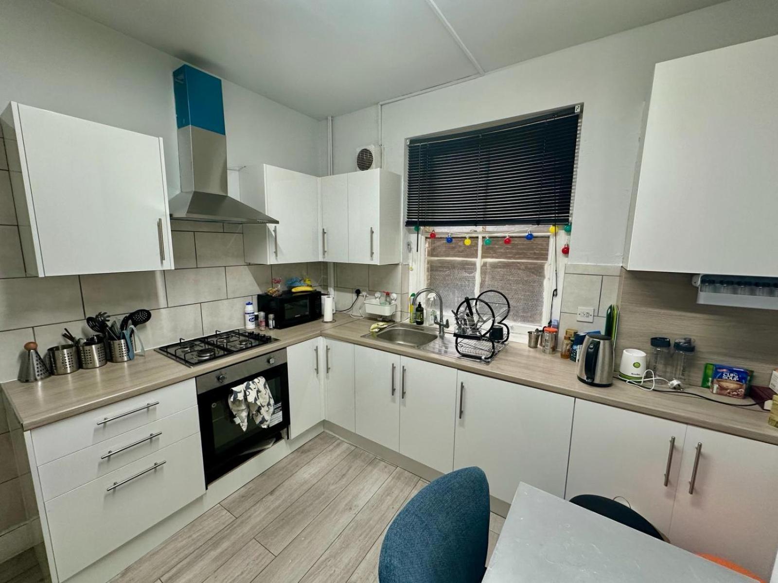 Whitechapel Station Rooms R1 London Exterior foto