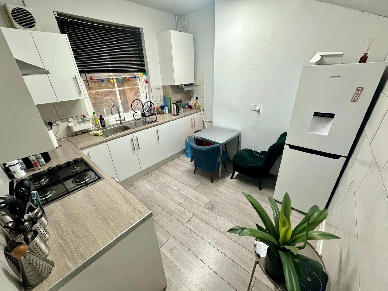 Whitechapel Station Rooms R1 London Exterior foto